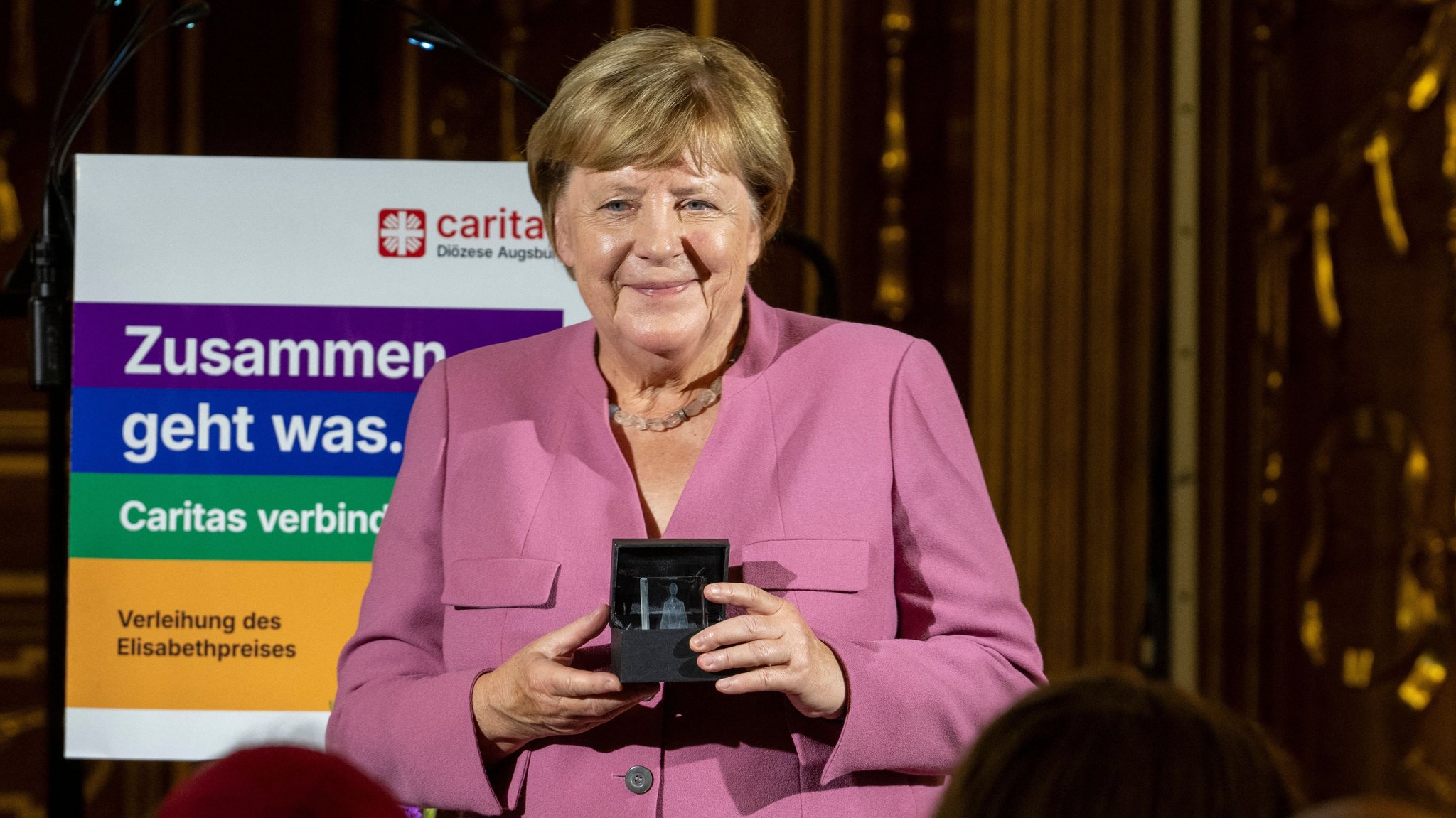 Augsburg: Merkel ruft zu Solidarität und Mitmenschlichkeit auf