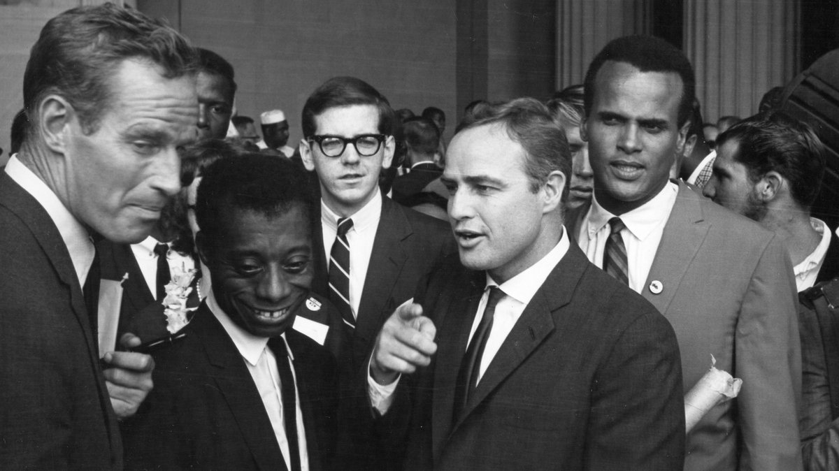 Charlton Heston, James Baldwin und Marlon Brando (von links nach rechts)