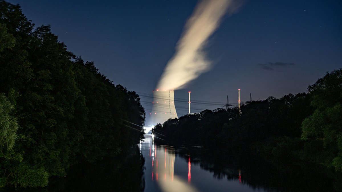 Wasserdampf steigt aus dem Kühltum vom Atomkraftwerk (AKW) Isar 2