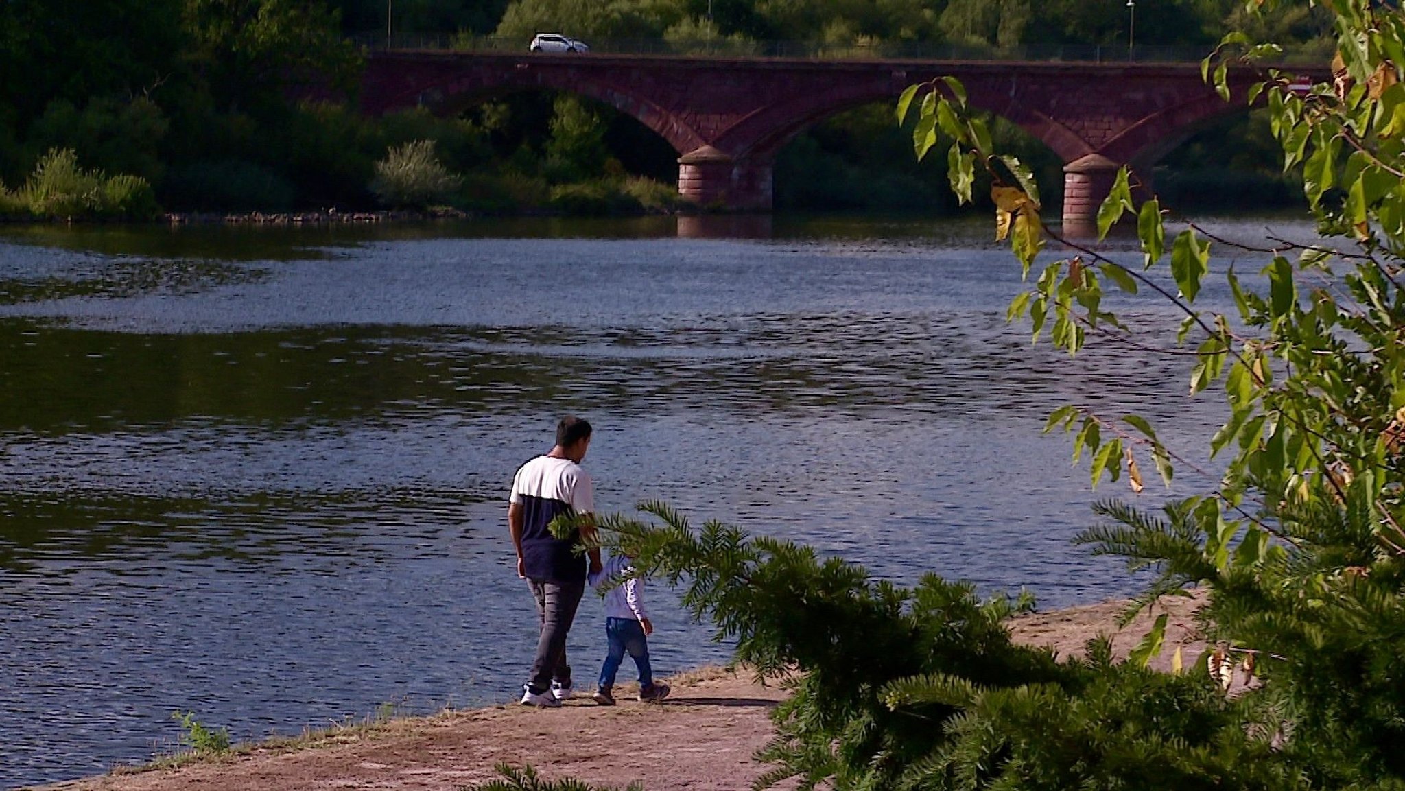 Mohammad Mayar und sein kleiner Sohn an der Mainpromenade in Marktheidenfeld. 