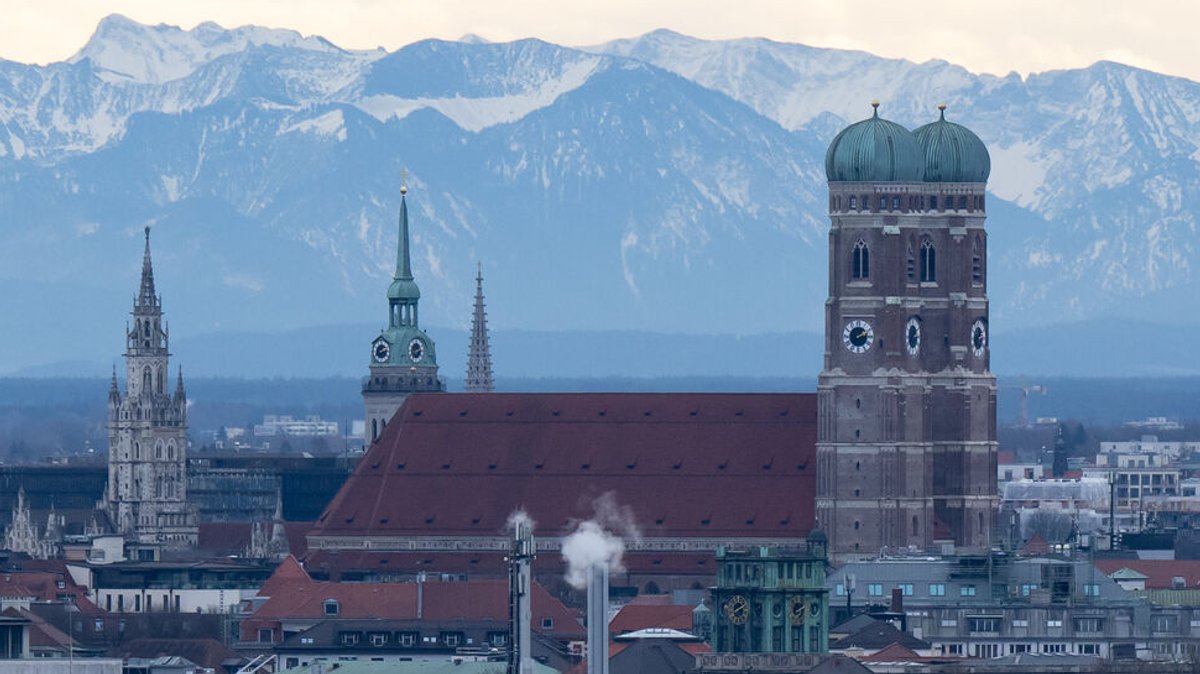 16.01.2023, Bayern, München: Die Türme vom Rathaus (l-r), dem alten Peter und der Frauenkirche sind vor den Alpen zu sehen. Foto: Sven Hoppe/dpa +++ dpa-Bildfunk +++