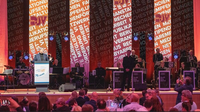 Der Deutsche Journalisten-Verband (DJV) feiert in Anwesenheit von Ministerpräsident Markus Söder sein 75-jähriges Bestehen. | Bild: picture alliance / Chris Emil Janßen Der Deutsche Journalisten-Verband (DJV) feiert in Anwesenheit von Ministerpräsident Markus Söder sein 75-jähriges Bestehen.