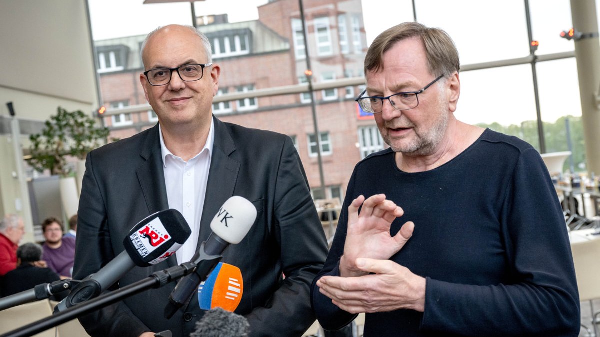 Andreas Bovenschulte (l), Bürgermeister von Bremen, und Reinhold Wetjen, Landesvorsitzender der SPD Bremen, verkünden die Entscheidung über Partner für Koalitionsverhandlungen