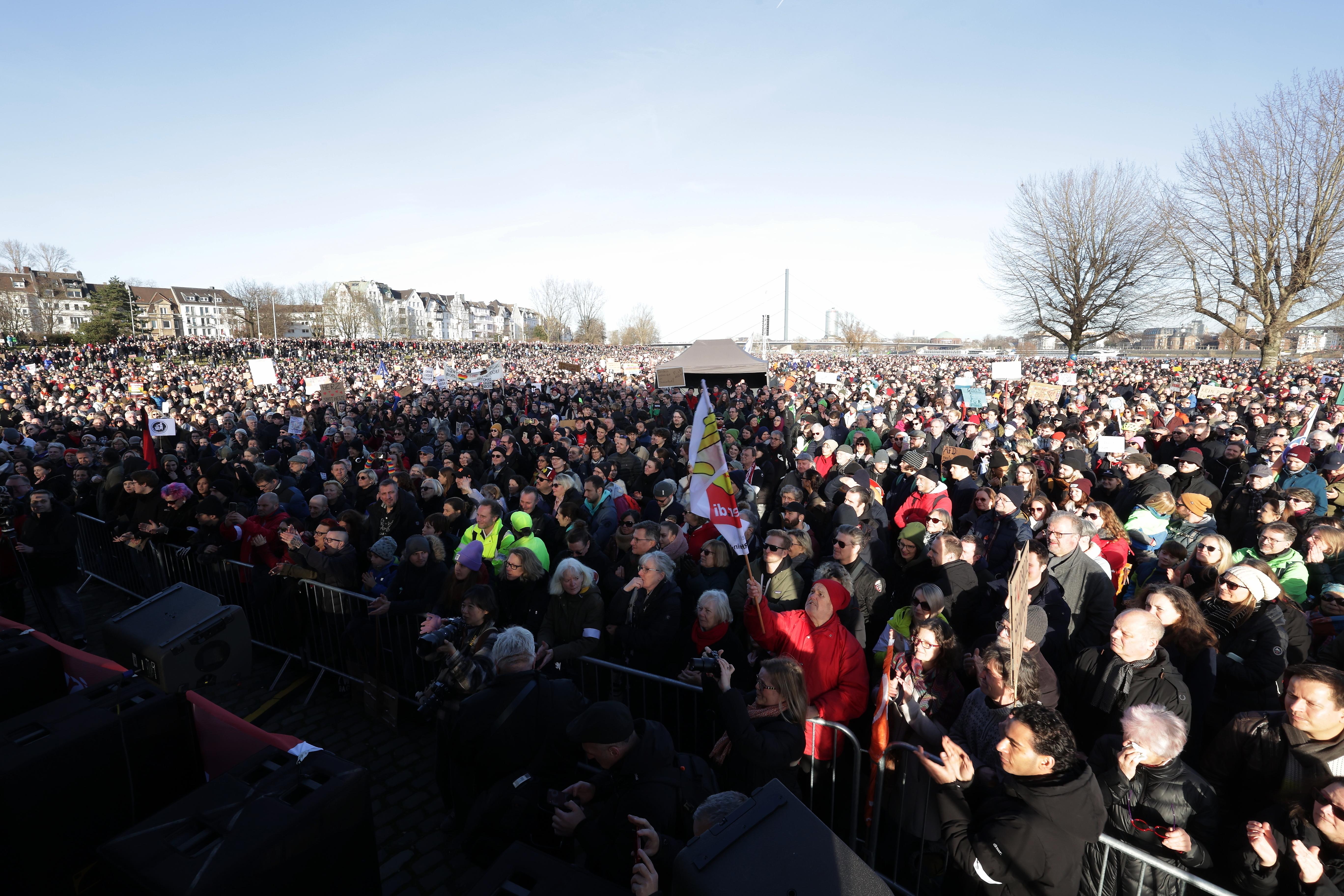 Düsseldorf, 27.01.24: Teilnehmer der Demonstration unter dem Motto "Gegen die AfD - Wir schweigen nicht. Wir schauen nicht weg. Wir handeln!"
