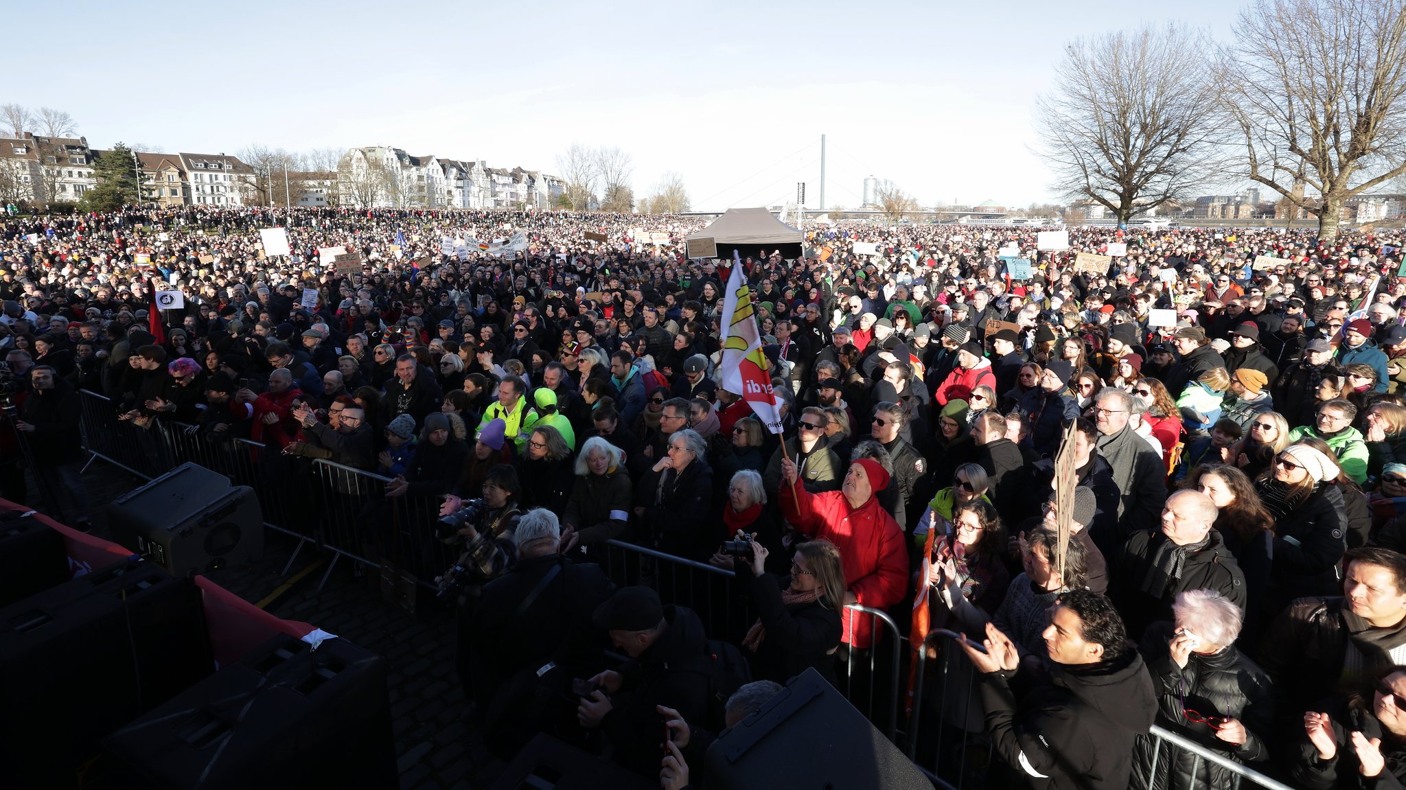 Düsseldorf, 27.01.24: Teilnehmer der Demonstration unter dem Motto "Gegen die AfD - Wir schweigen nicht. Wir schauen nicht weg. Wir handeln!"