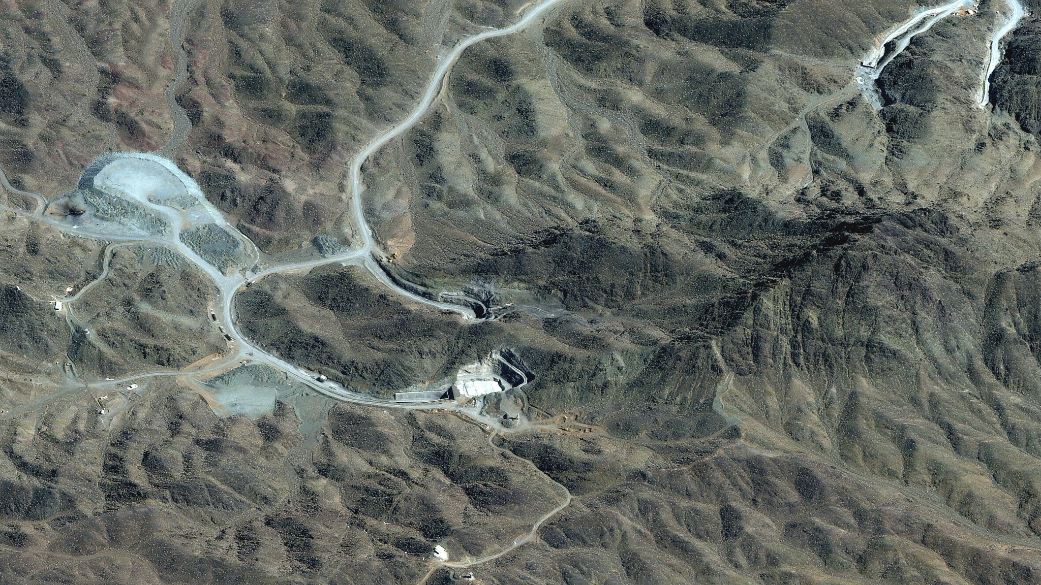 Satellitenaufnahme des Gebiets nahe der iranischen Atomeinrichtung, die als "Pickaxe Mountain" bekannt ist (Satellite image ©2026 Vantor via AP) | Bild: picture alliance / ASSOCIATED PRESS | Uncredited Satellitenaufnahme des Gebiets nahe der iranischen Atomeinrichtung, die als "Pickaxe Mountain" bekannt ist (Satellite image ©2026 Vantor via AP)