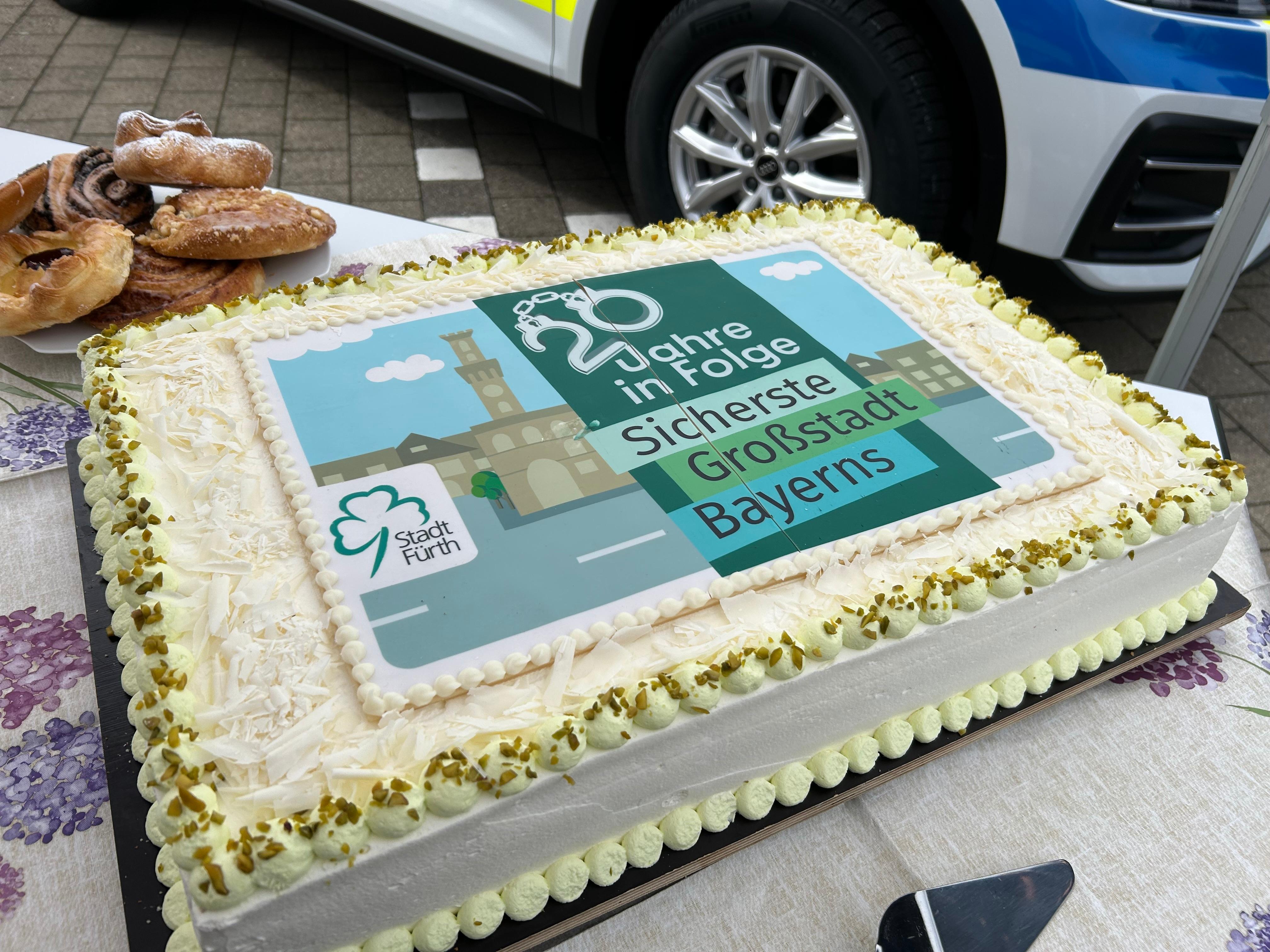Torte mit dem Schriftzug: Stadt Fürth - 20 Jahre in Folge sicherste Großstadt Bayerns