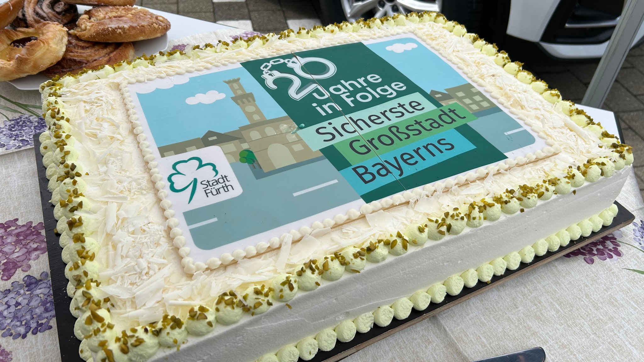 Torte mit dem Schriftzug: Stadt Fürth - 20 Jahre in Folge sicherste Großstadt Bayerns