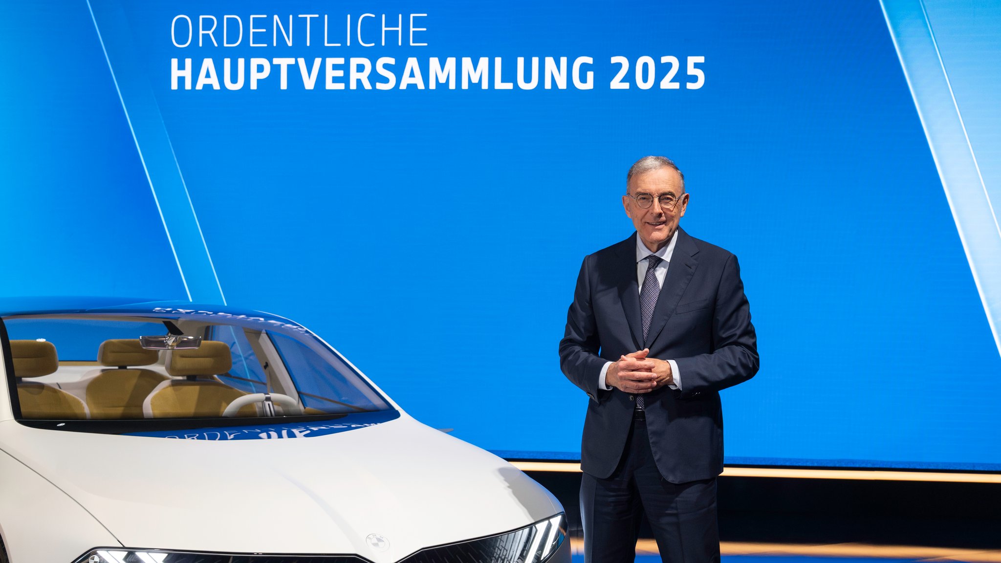 Norbert Reithofer steht neben einem BMW-Fahrzeug | Bild: BMW Norbert Reithofer steht neben einem BMW-Fahrzeug