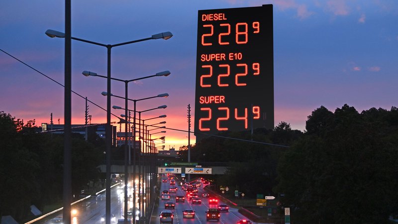 Collage: Eine mehrspurige Straße mit vielen Fahrzeugen, darüber die Anzeige einer Tankstelle mit Spritpreisen. | Bild: picture alliance / SvenSimon | Frank Hoermann/SVEN SIMON | picture alliance / M.i.S. | Bernd Feil (Collage: BR) Collage: Eine mehrspurige Straße mit vielen Fahrzeugen, darüber die Anzeige einer Tankstelle mit Spritpreisen.
