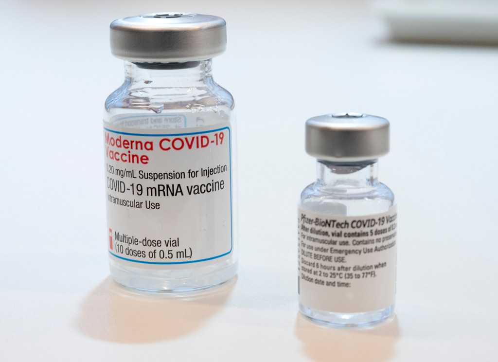 Zwei Impffläschen: Moderna und Biontech/Pfizer