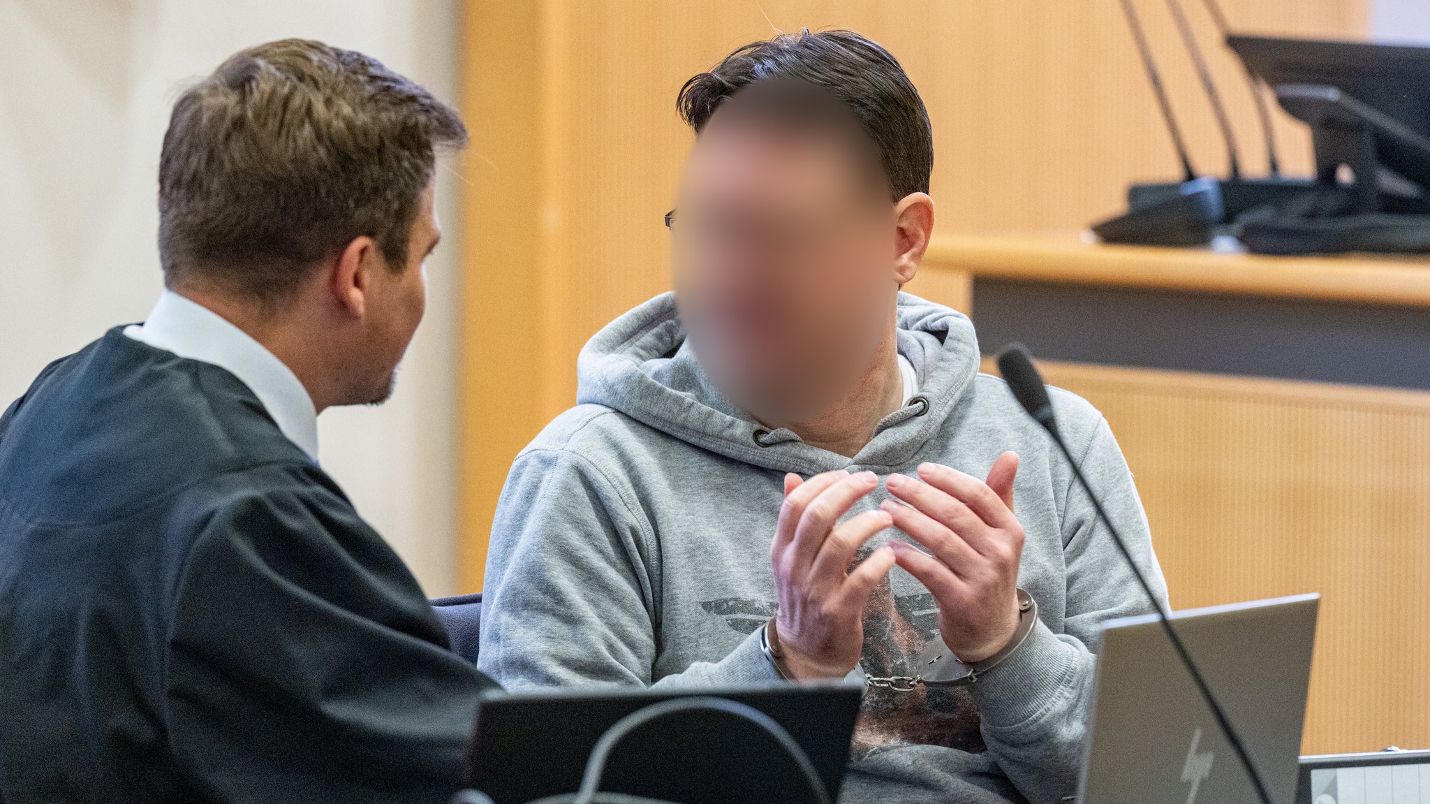 Der Angeklagte (r) spricht beim Prozessauftakt im Verhandlungssaal des Landgerichts mit seinem Verteidiger. | Bild: picture alliance/dpa | Armin Weigel Der Angeklagte (r) spricht beim Prozessauftakt im Verhandlungssaal des Landgerichts mit seinem Verteidiger.