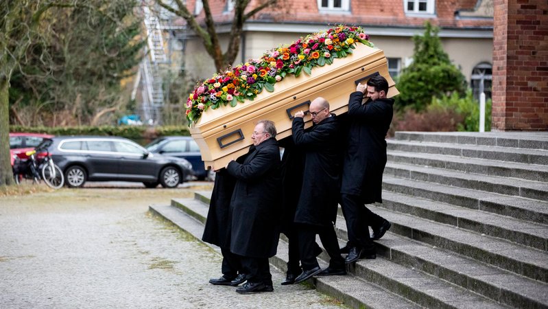 Sargträger bei einer Beerdigung in Berlin (Symbolbild)