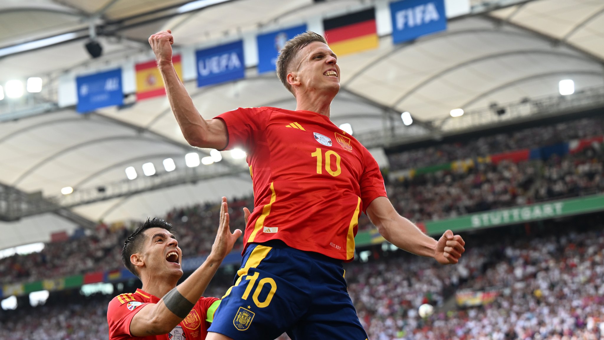 Dani Olmo bejubelt sein 1:0 gegen Deutschland