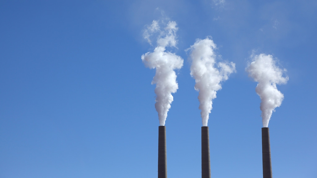 Treibhausgase geraten nicht nur wie auf dem Foto nicht nur über hohe Industrieschlote in die Luft.