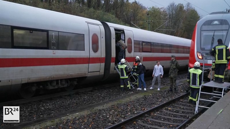 Einsatzkräfte halfen den Fahrgästen beim Verlassen der Züge