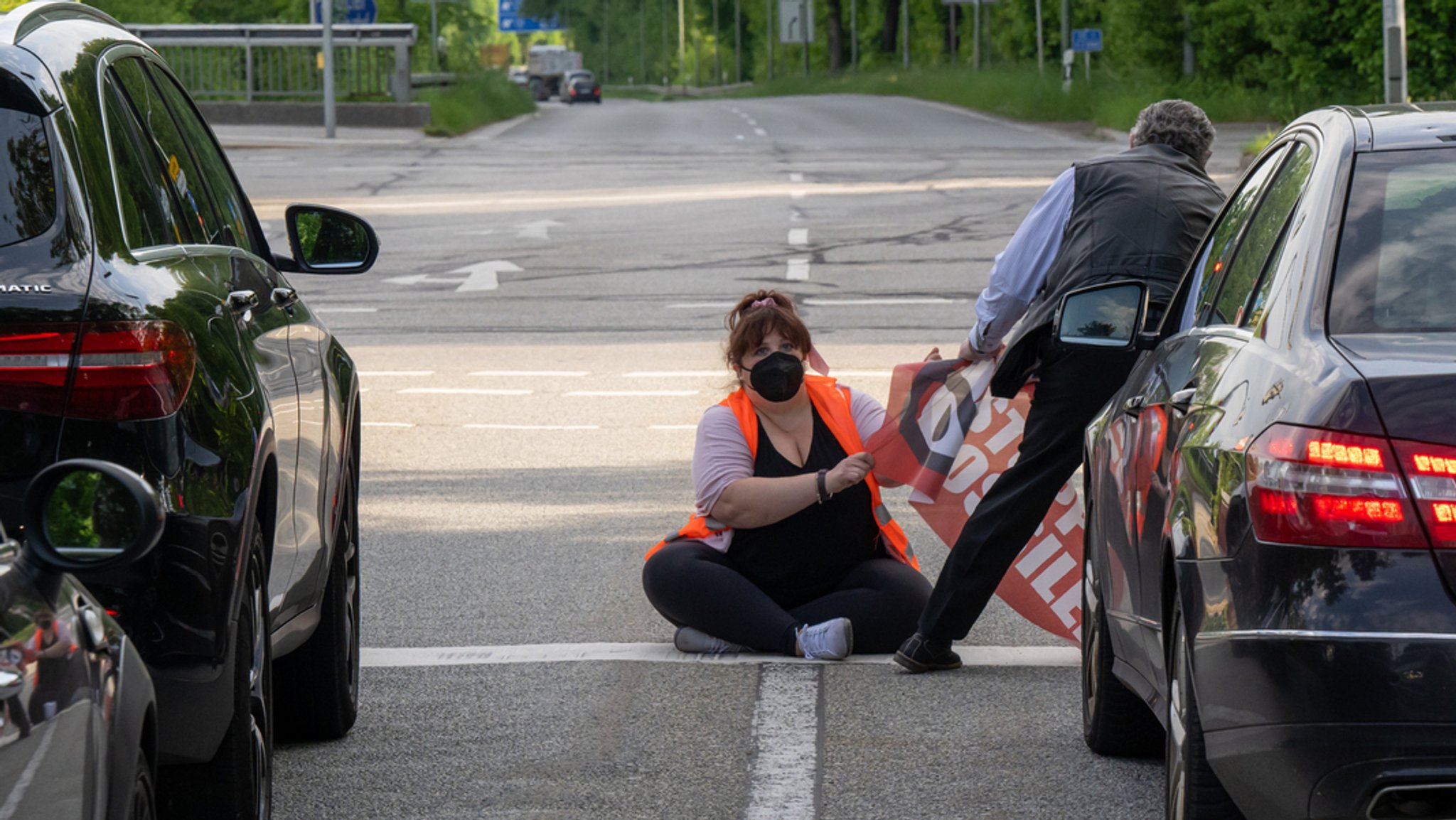 Autofahrer will Aktivistin von Straße ziehen