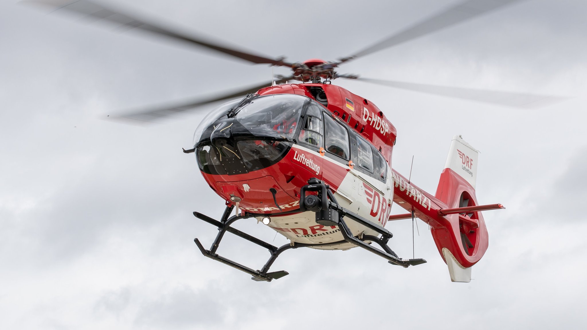 Rettungshubschrauber der DRF Luftrettung startet am Klinikum Regensburg