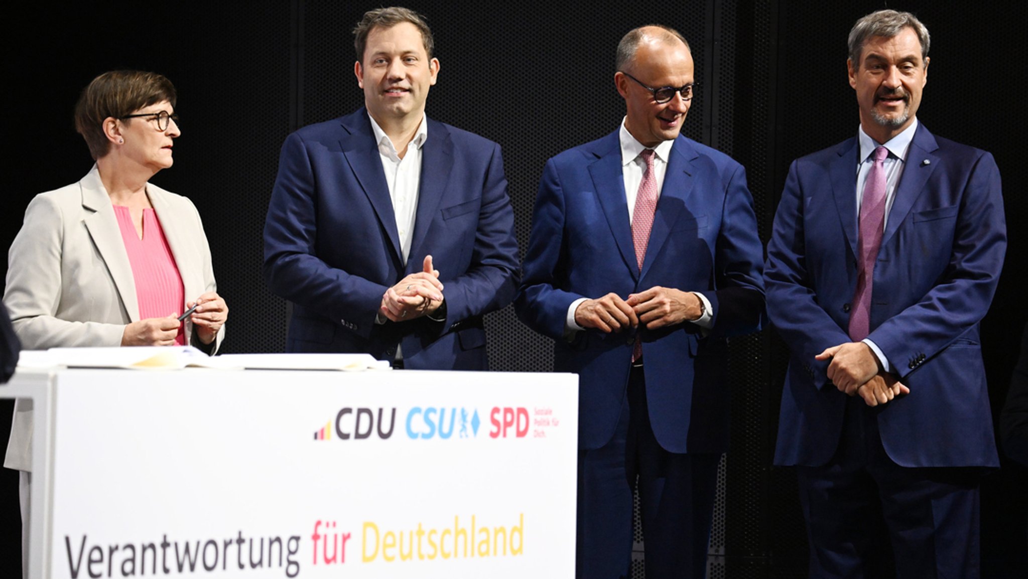 CDU-Vorsitzender und -Kanzlerkandidat Friedrich Merz (2.v.r), CSU-Vorsitzender Markus Söder (r), SPD-Vorsitzender Lars Klingbeil (2.v.l), designierter Bundesfinanzminister und Vizekanzler, und die SPD-Vorsitzende Saskia Esken | Bild: dpa-Bildfunk/Bernd von Jutrczenka CDU-Vorsitzender und -Kanzlerkandidat Friedrich Merz (2.v.r), CSU-Vorsitzender Markus Söder (r), SPD-Vorsitzender Lars Klingbeil (2.v.l), designierter Bundesfinanzminister und Vizekanzler, und die SPD-Vorsitzende Saskia Esken