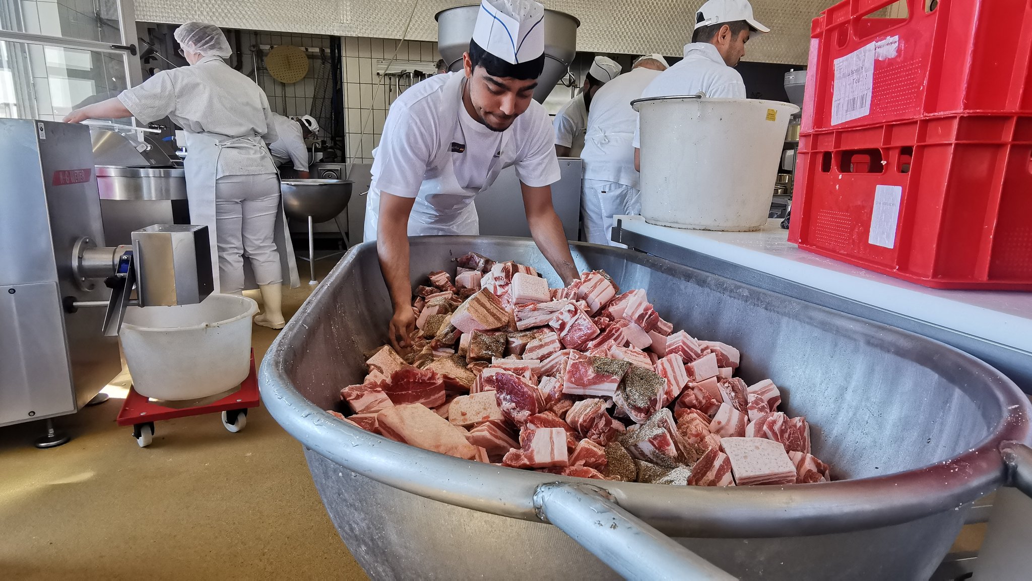 Traunreuter Berufsschüler machen Dosenfleisch für die Ukraine 