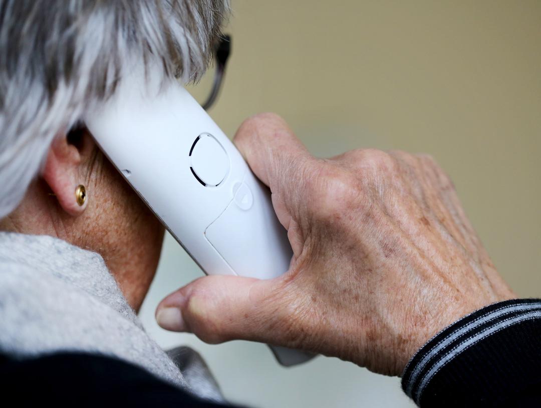 Ältere Dame telefoniert (Symbolbild) | Bild:dpa-Bildfunk/Roland Weihrauch