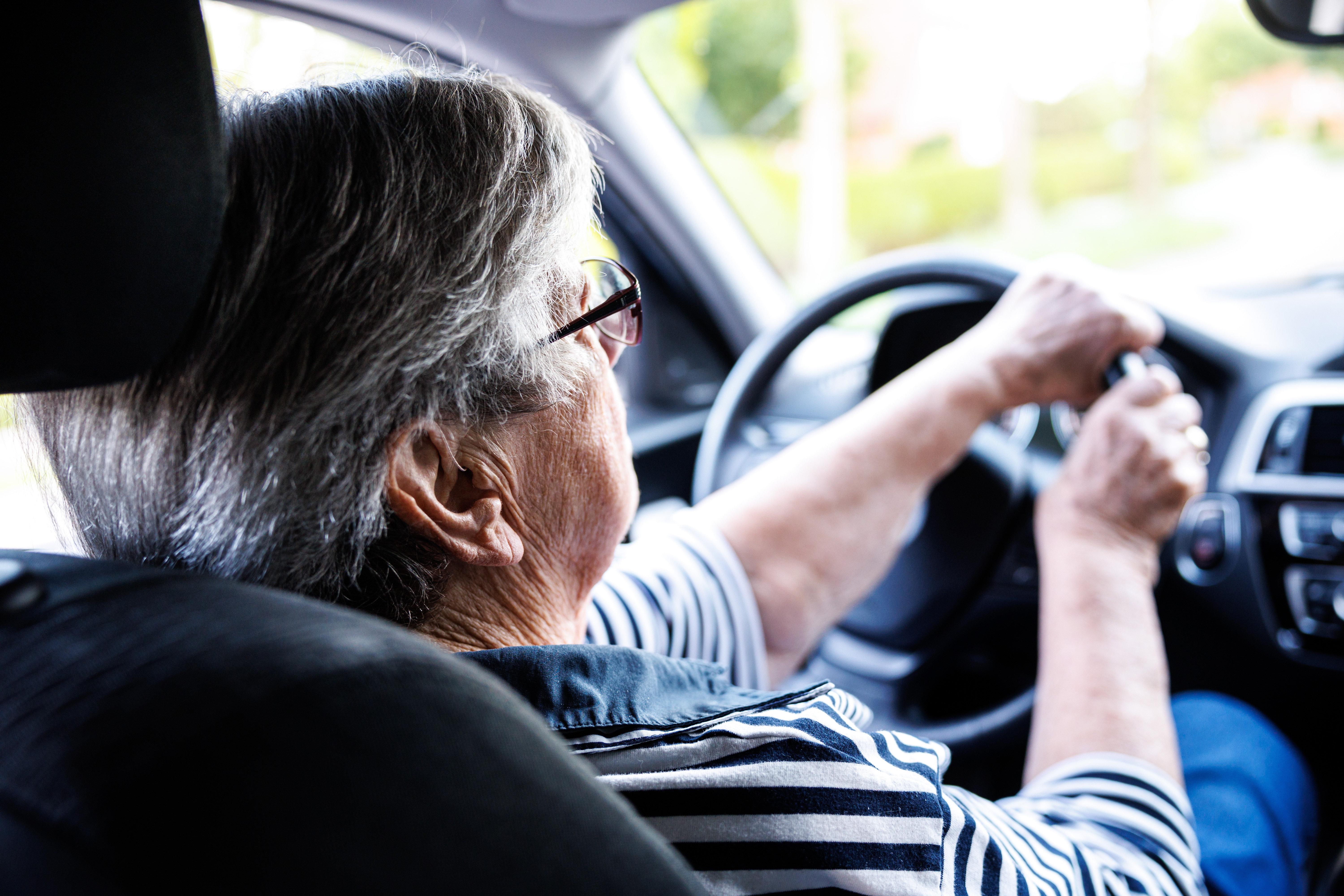 Symbolbild: Seniorin am Steuer