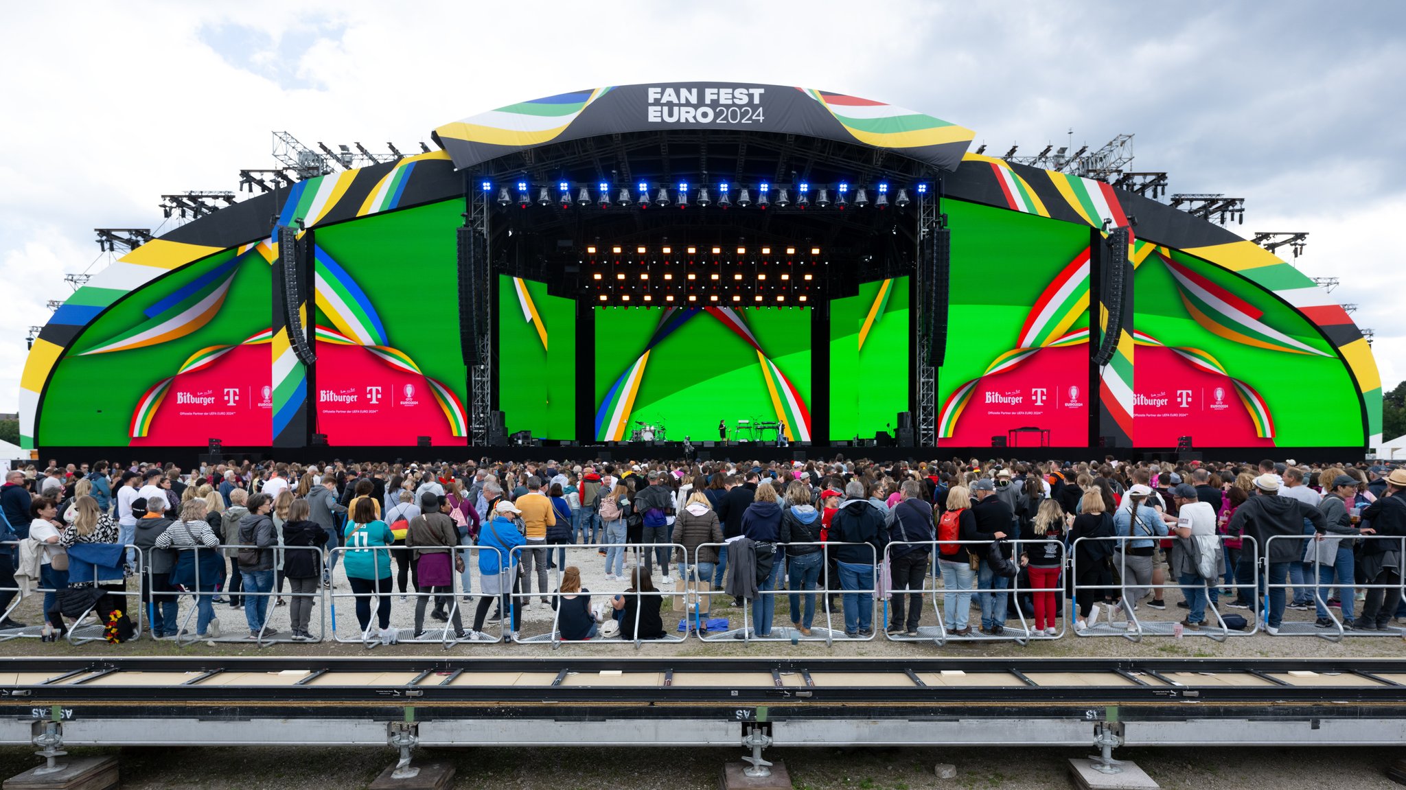 Warteschlangen, gesperrte Zonen: Kritik an EM-Fanfest in München