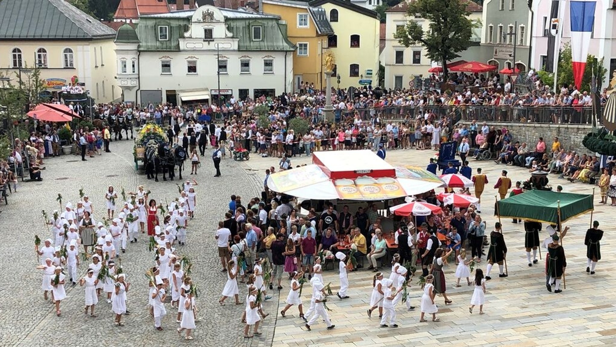 (Archivbild) Als Pichelsteiner Köche verkleidete Kinder beim 145. Pichelsteinerfest 2019, das in Regen stattfand.
