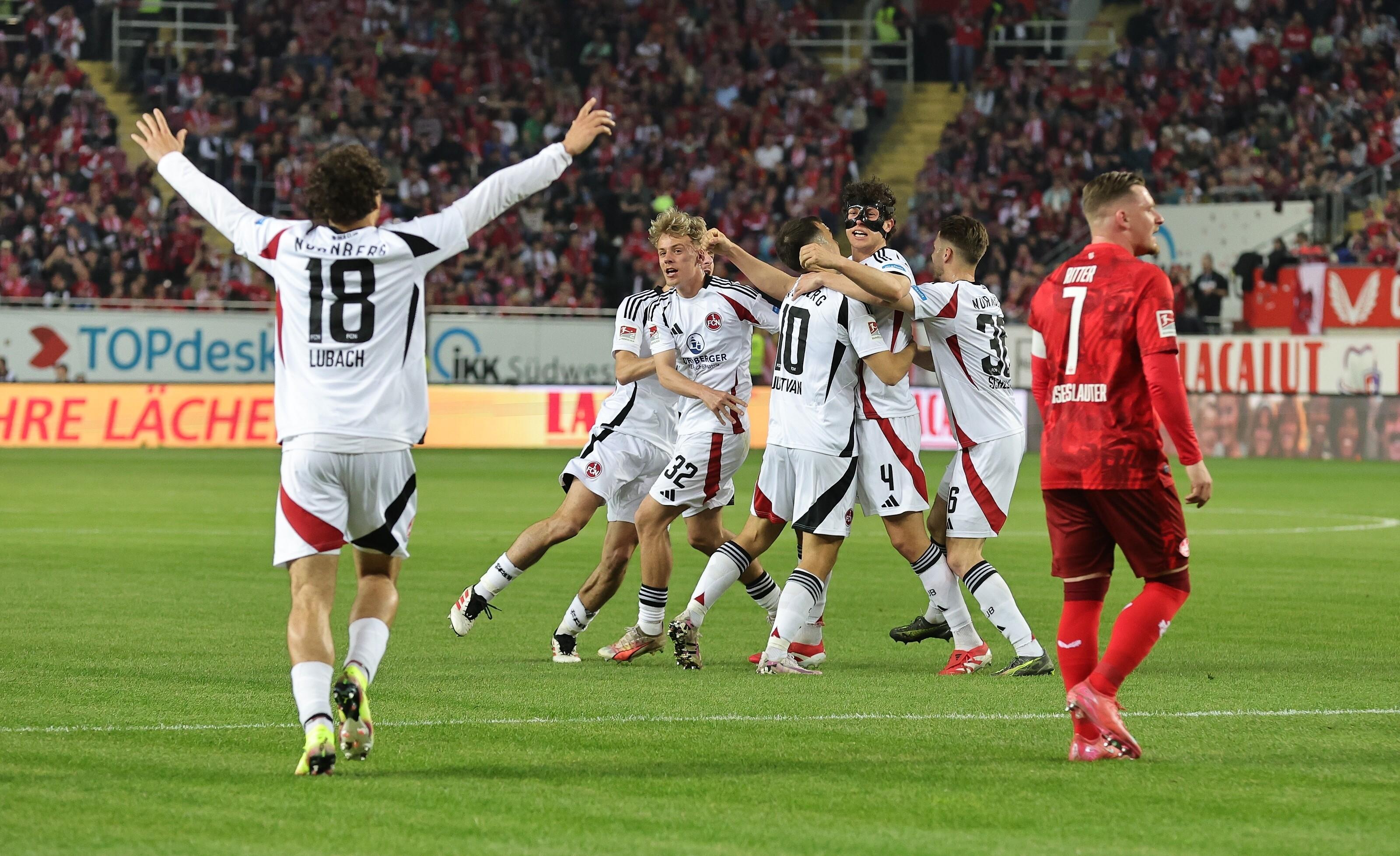 Spieler des 1. FC Nürnberg beim Torjubel in Kaiserslautern