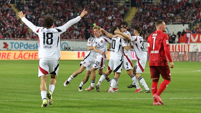 Spieler des 1. FC Nürnberg beim Torjubel in Kaiserslautern | Bild: picture-alliance/dpa Spieler des 1. FC Nürnberg beim Torjubel in Kaiserslautern