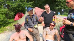 Der 86-jährige Umweltschützer Walter Siebert im Gespräch mit Rock im Park-Besuchern aus Bamberg.  | Bild:BR24/Gregor Heinrich 