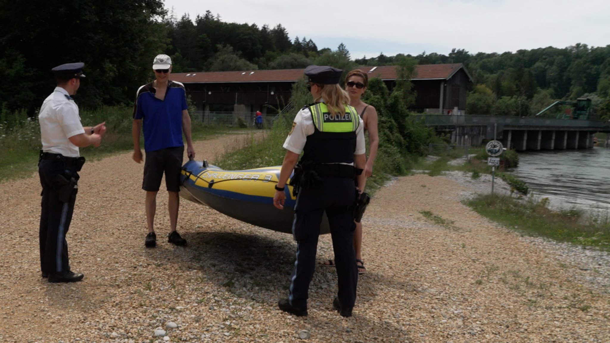 Polizisten kontrollieren Schlauchbootfahrer an der Isar | Bild: BR/Moritz Steinbacher Polizisten kontrollieren Schlauchbootfahrer an der Isar