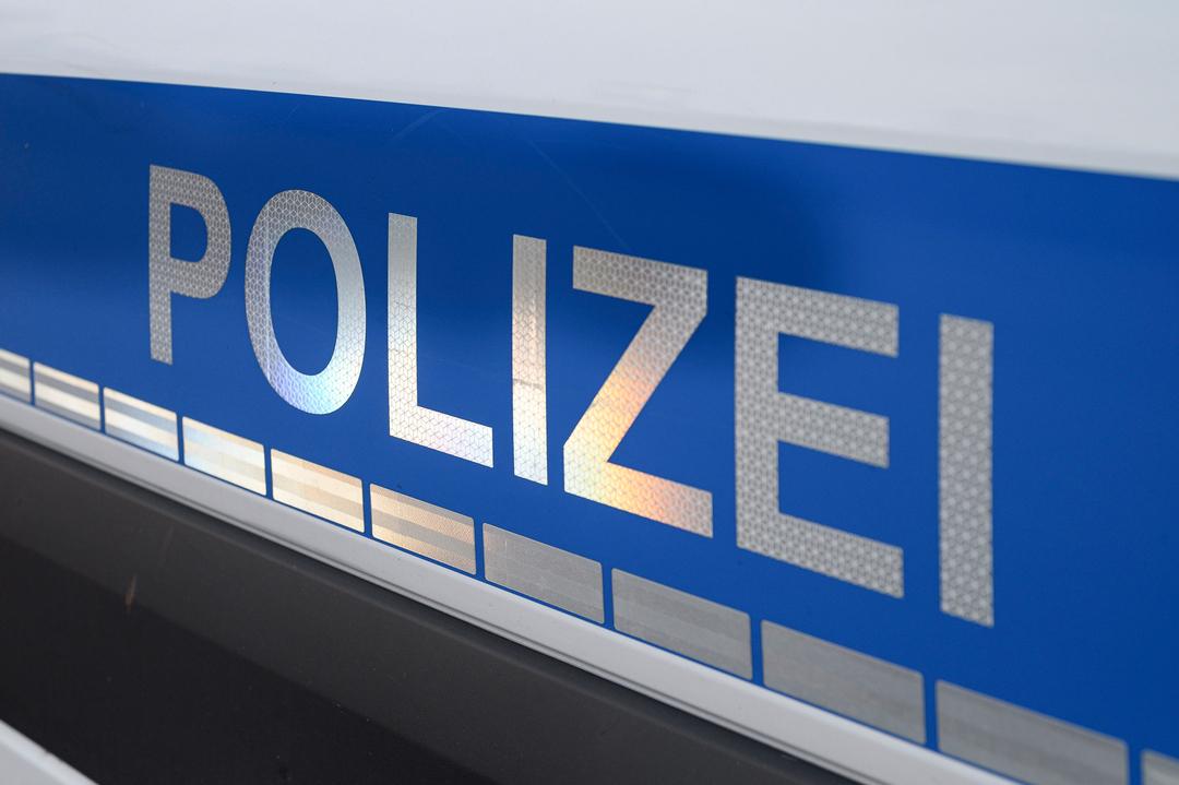 Der Polizeischriftzug auf einem Einsatzwagen