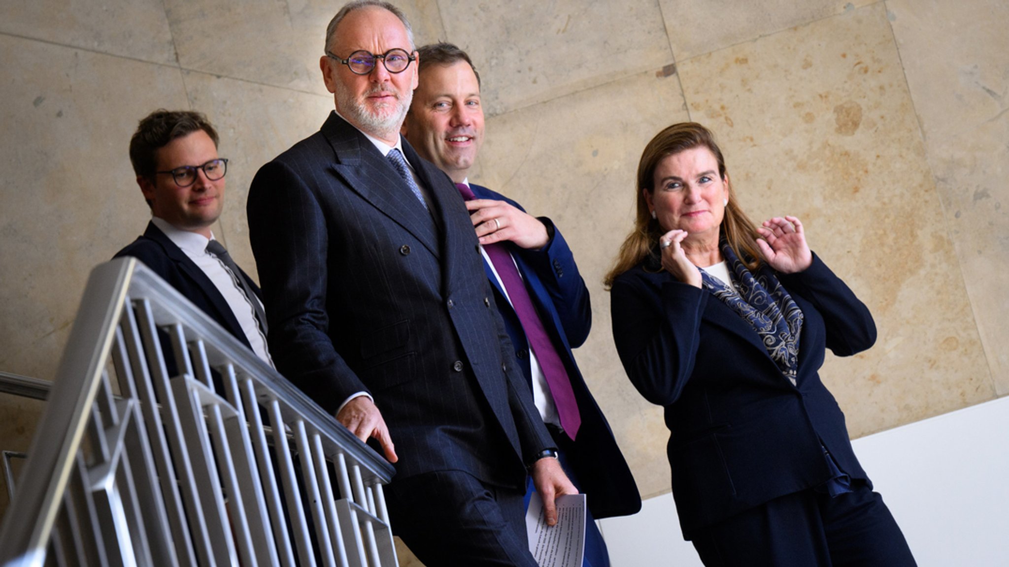 Lars Klingbeil (M, SPD), Bundesminister der Finanzen mit Harald Christ (2.v.l.), IIB-Vorsitzender, und Ann-Kristin Achleitner (r), IIB-Mitglied | Bild: dpa-Bildfunk/Bernd von Jutrczenka Lars Klingbeil (M, SPD), Bundesminister der Finanzen mit Harald Christ (2.v.l.), IIB-Vorsitzender, und Ann-Kristin Achleitner (r), IIB-Mitglied