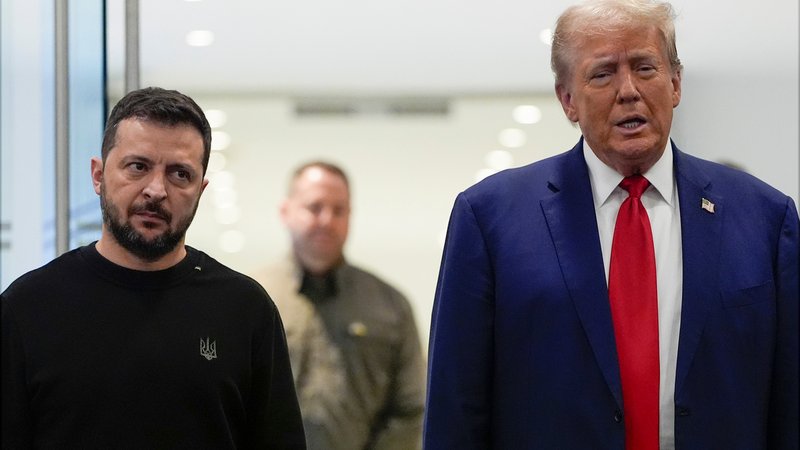 Deal nach Drohung? Trump schließt Rohstoffabkommen mit Kiew | Bild: picture alliance / ASSOCIATED PRESS | Julia Demaree Nikhinson Deal nach Drohung? Trump schließt Rohstoffabkommen mit Kiew