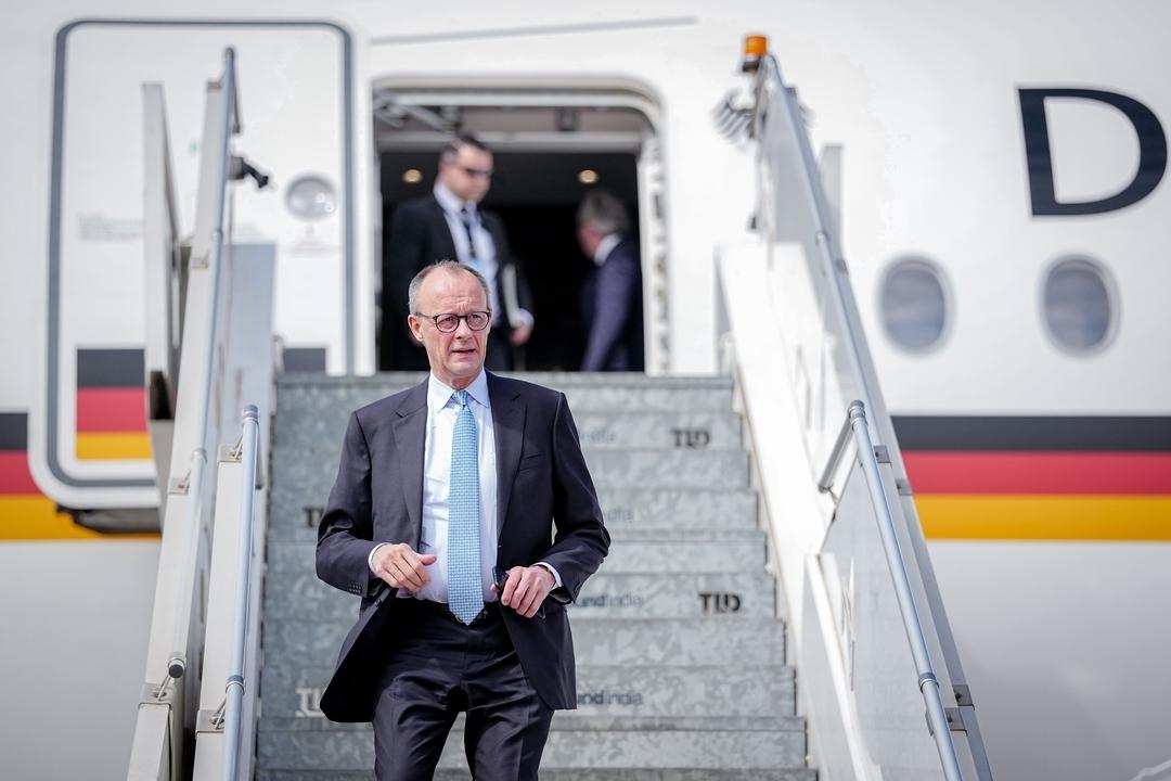 13.01.2026, Indien, Bengaluru: Bundeskanzler Friedrich Merz (CDU) kommt auf dem internationalen Flughafen Kempegowda mit dem Airbus A350 der Luftwaffe an. 