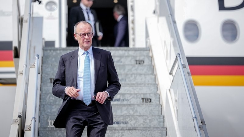 13.01.2026, Indien, Bengaluru: Bundeskanzler Friedrich Merz (CDU) kommt auf dem internationalen Flughafen Kempegowda mit dem Airbus A350 der Luftwaffe an. | Bild: dpa-Bildfunk/Kay Nietfeld 13.01.2026, Indien, Bengaluru: Bundeskanzler Friedrich Merz (CDU) kommt auf dem internationalen Flughafen Kempegowda mit dem Airbus A350 der Luftwaffe an.