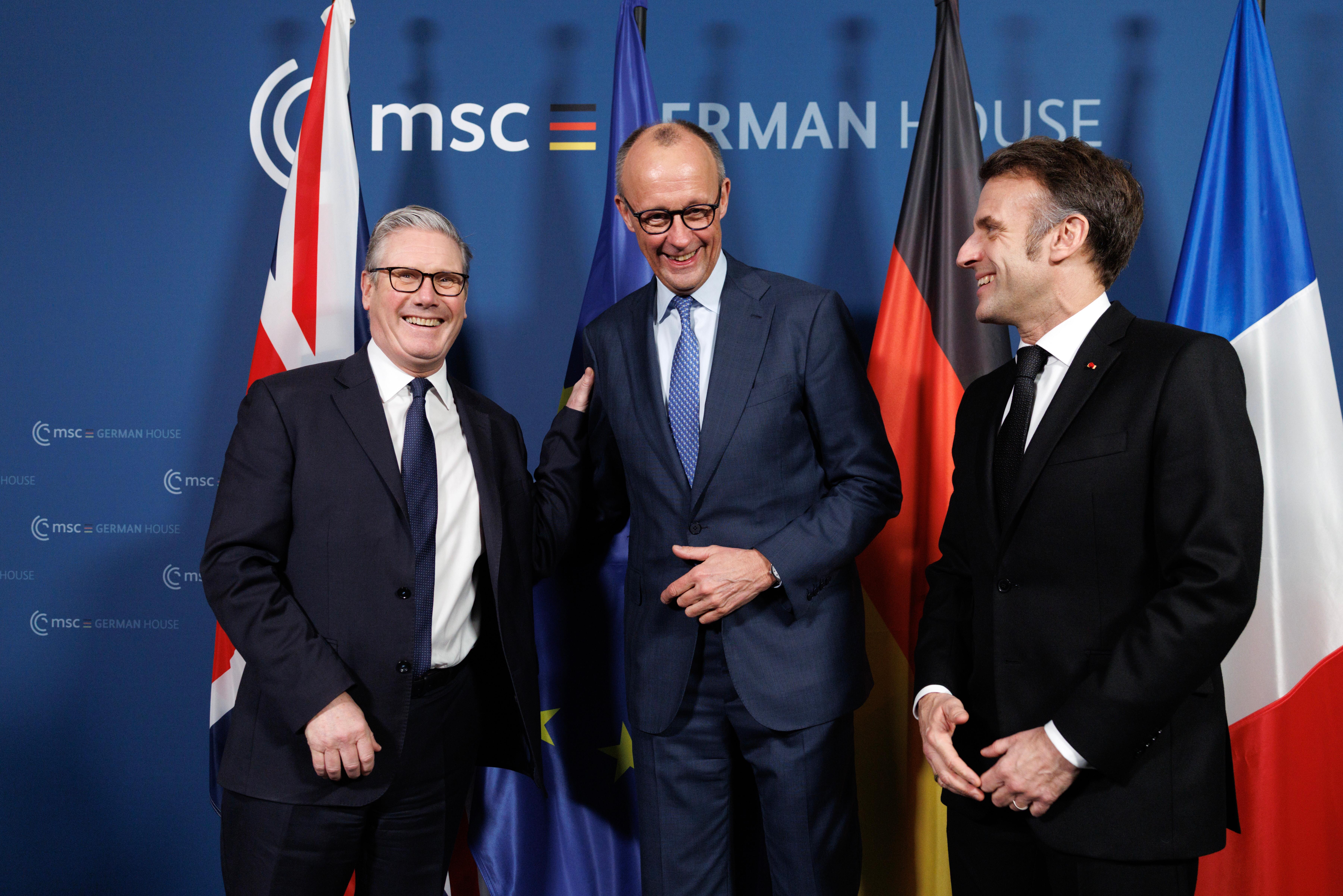 Drei Männer lachen: Keir Starmer, Friedrich Merz, Emmanuel Macron