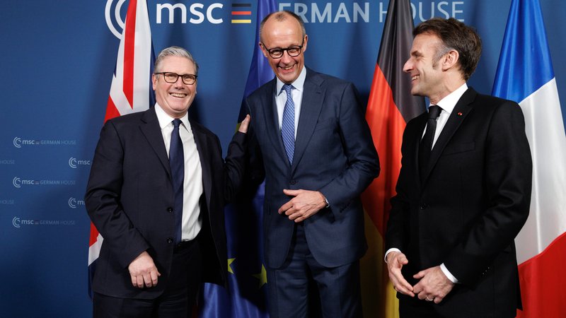 Drei Männer lachen: Keir Starmer, Friedrich Merz, Emmanuel Macron | Bild: picture alliance / Photoshot | - Drei Männer lachen: Keir Starmer, Friedrich Merz, Emmanuel Macron