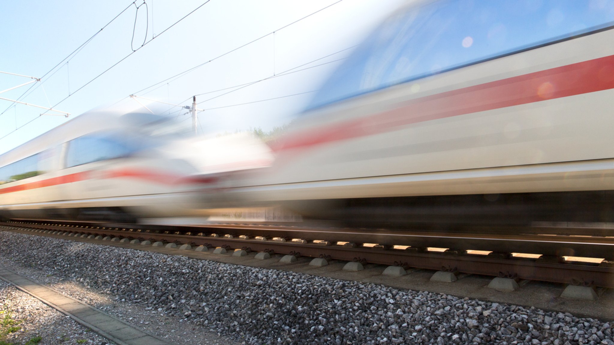 Mann klammert sich bei über 280 km/h an ICE fest