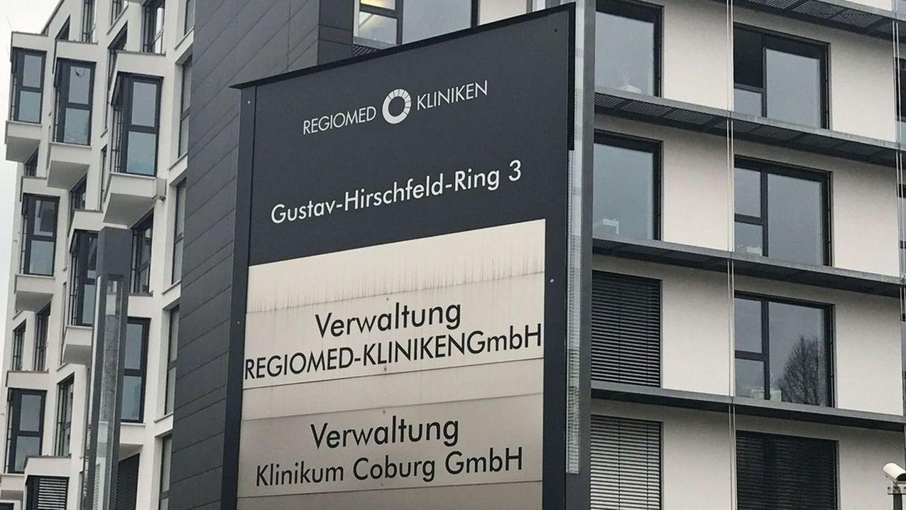 Auf einem Schild steht "Gustav-Hirschfeld-Ring 3 / Regiomed Kliniken / Verwaltung"
