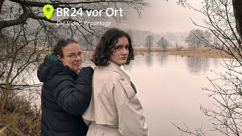 Der psychisch kranke Sohn Linus steht mit seiner Mutter an einem See. | Bild: BR/Meike Föckersperger Der psychisch kranke Sohn Linus steht mit seiner Mutter an einem See.