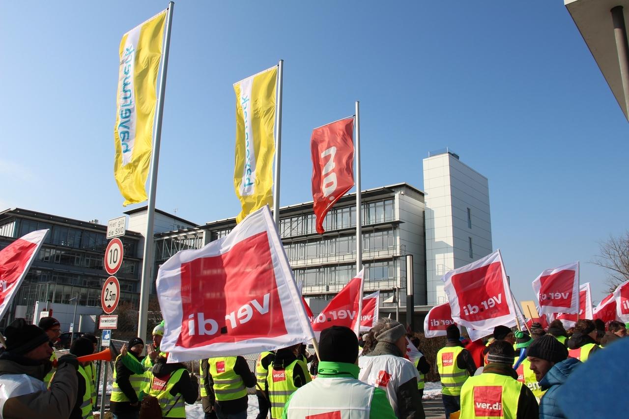 Energie-Warnstreik: 2.000 Beschäftigte Gehen Auf Die Straße | BR24