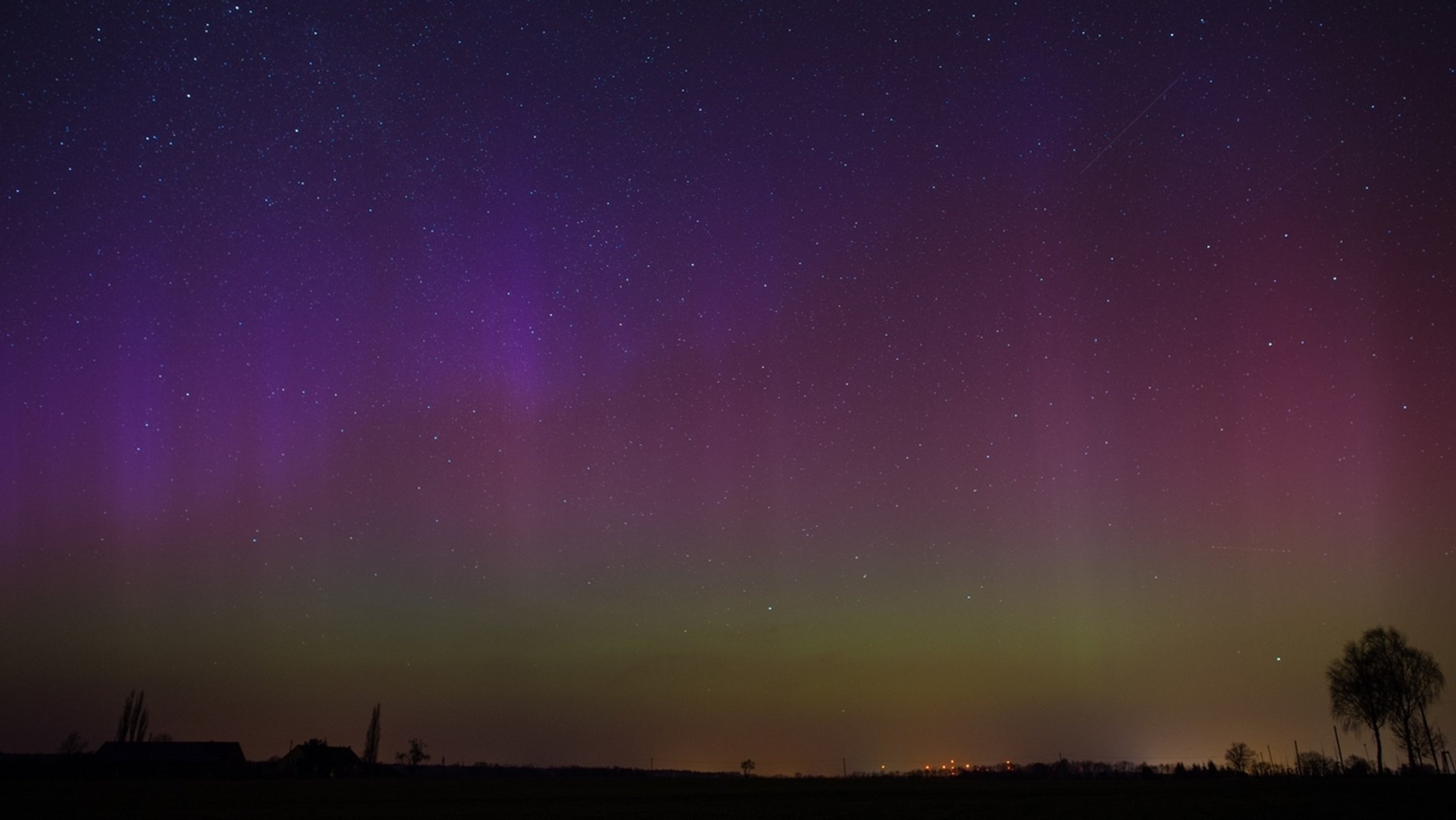 Polarlichter oder Nordlichter, wie sie auch heißen, sind vor allem innerhalb der Polarkreise zu sehen, nur selten in Bayern.