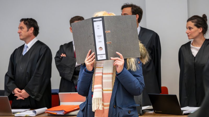 Zweimal lebenslange Haft für Mordkomplott mit Axt | Bild: picture alliance/dpa | Peter Kneffel Zweimal lebenslange Haft für Mordkomplott mit Axt