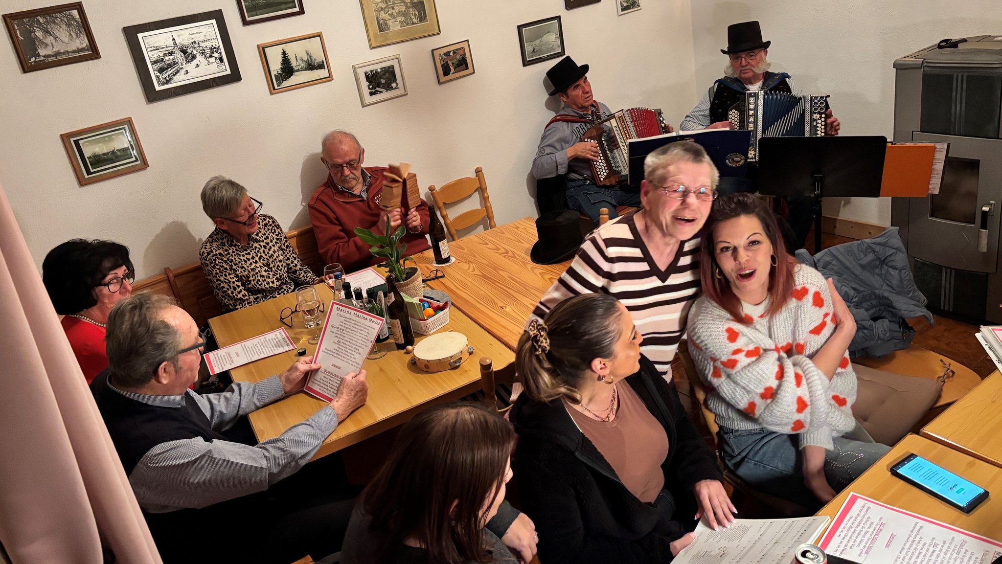 Blick ins vollbesetzte Café Schöneck in Medlingen. 