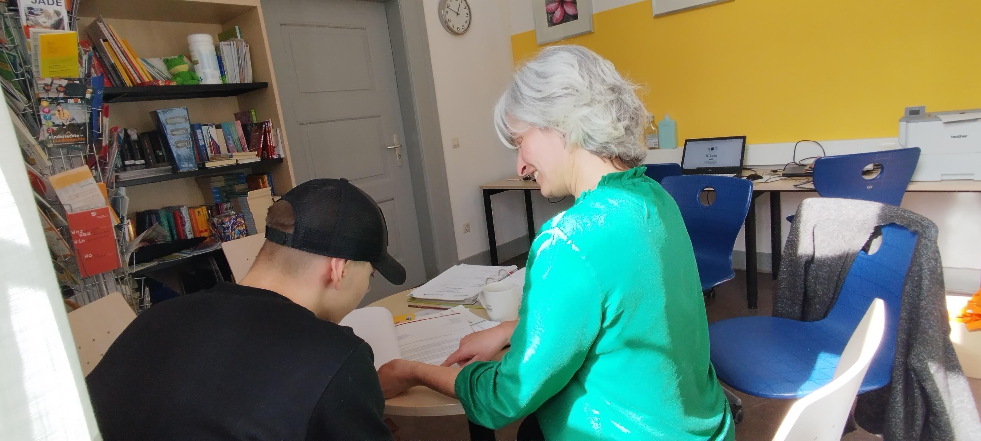 "Jade"-Mitarbeiterin Veronika Muscolino hilft Schülern bei ihrer Bewerbung. 