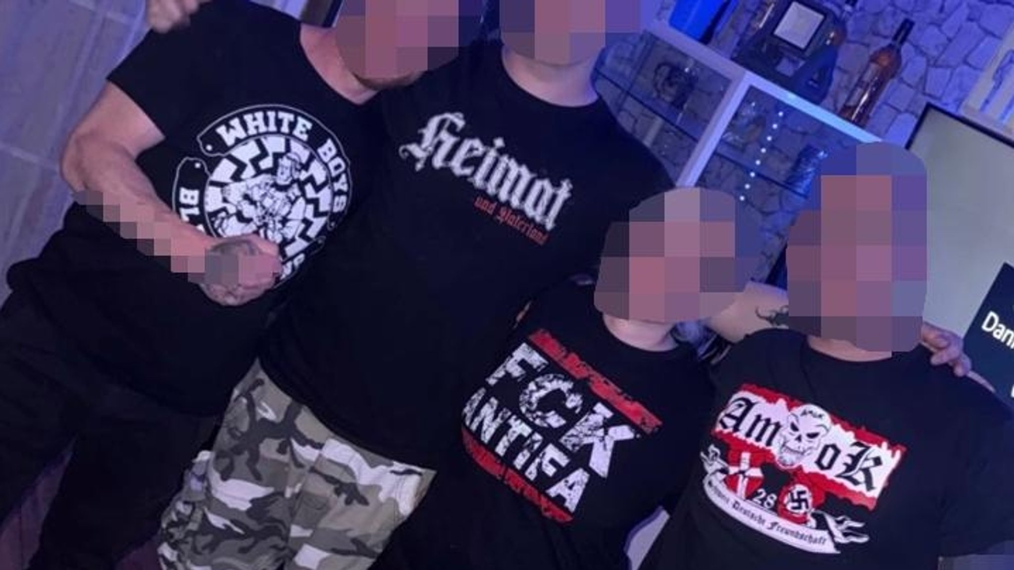 Junge Neonazis zeigen sich auf Fotos in Kleidung mit NS-Symbolik. (Verpixelung: BR)