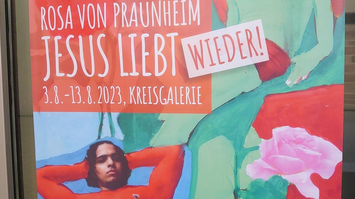 Ein Plakat mit Werbung für die Ausstellung "Jesus liebt" von Rosa von Praunheim