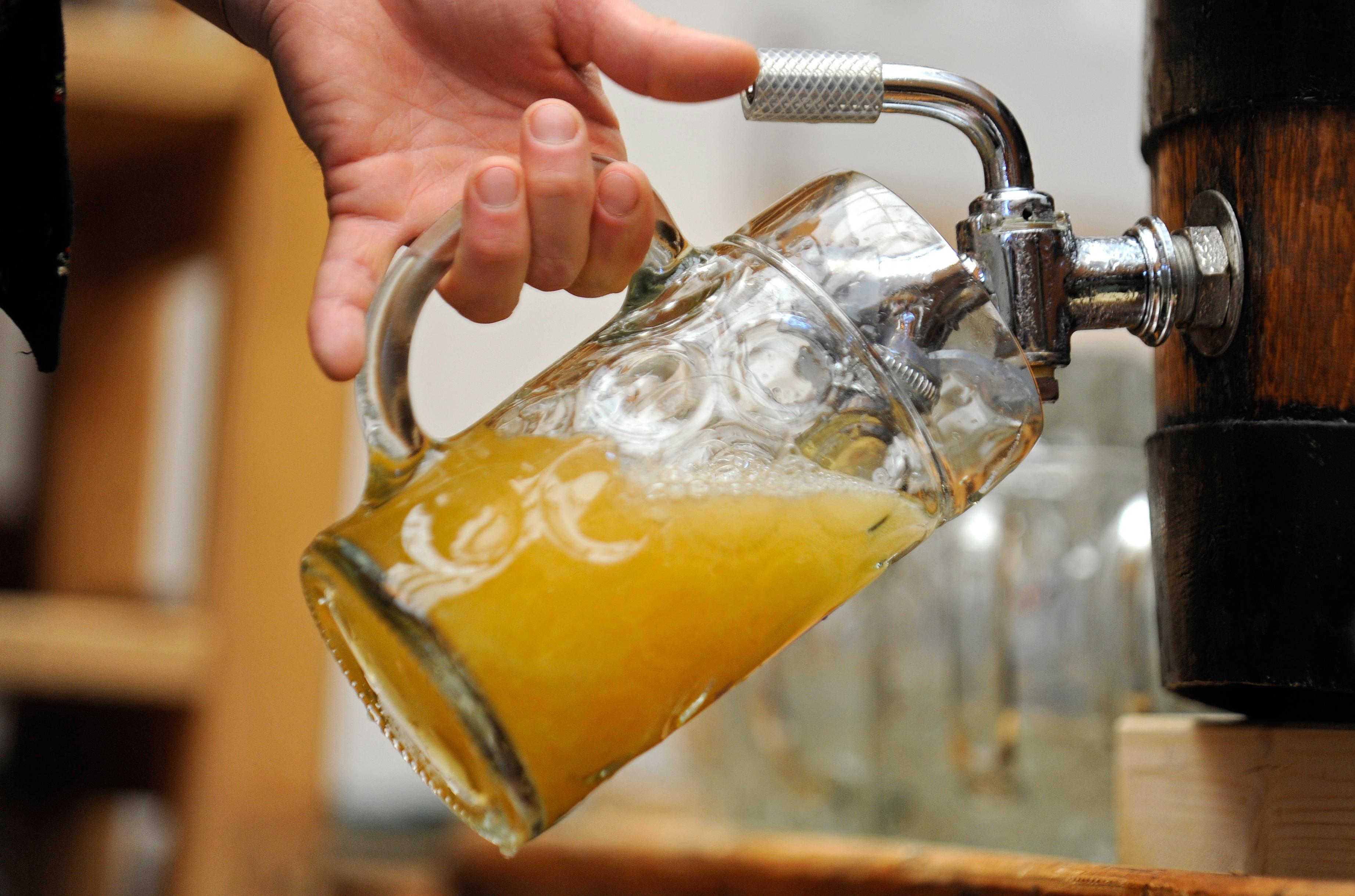 Ein Bier wird gezapft